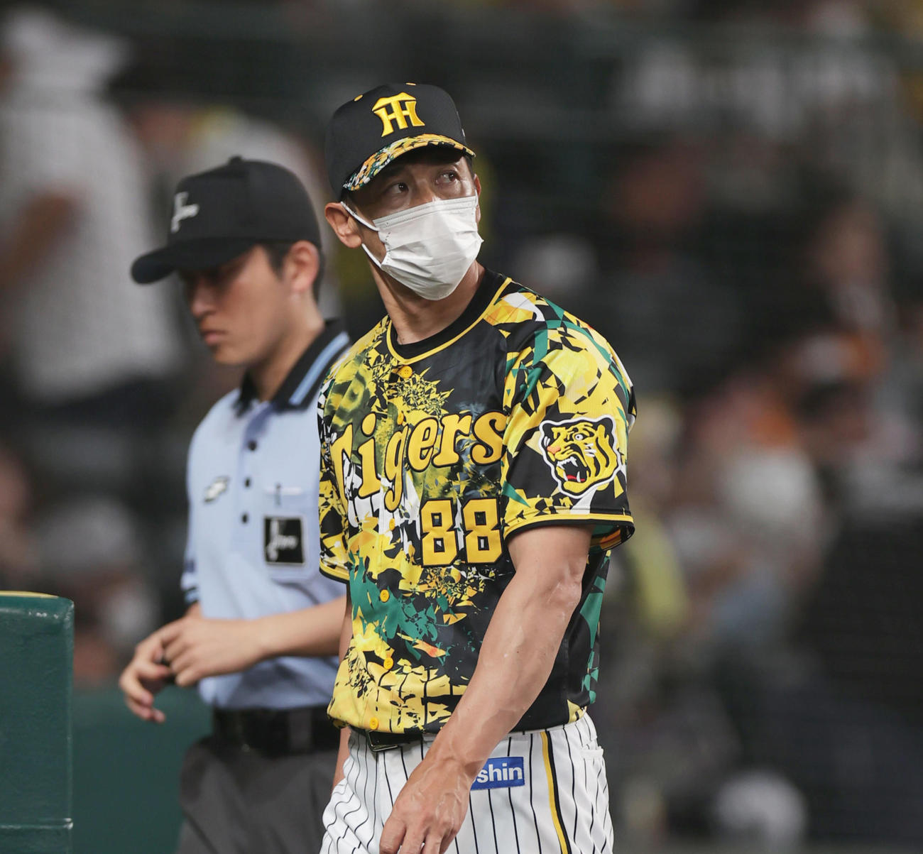 5回裏、選手交代を告げてベンチへ戻る矢野監督（撮影・前田充）