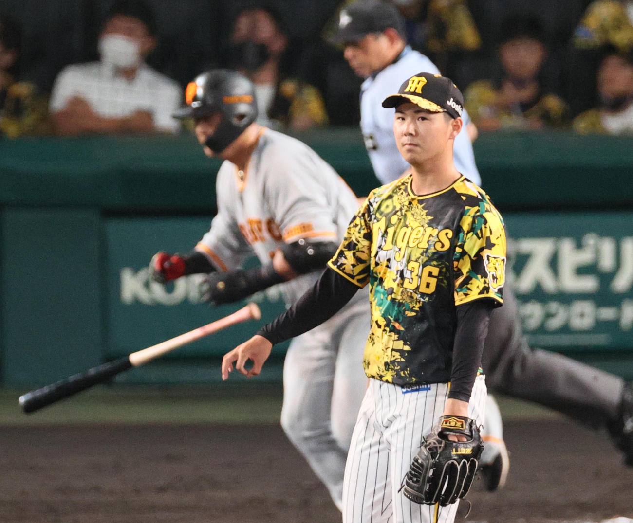 7回表巨人1死、浜地（手前）は中田を右飛に仕留める（撮影・上山淳一）
