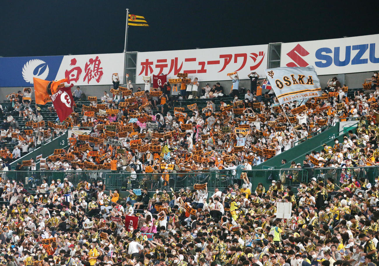 ラッキー7で盛り上がる巨人ファン（撮影・上山淳一）