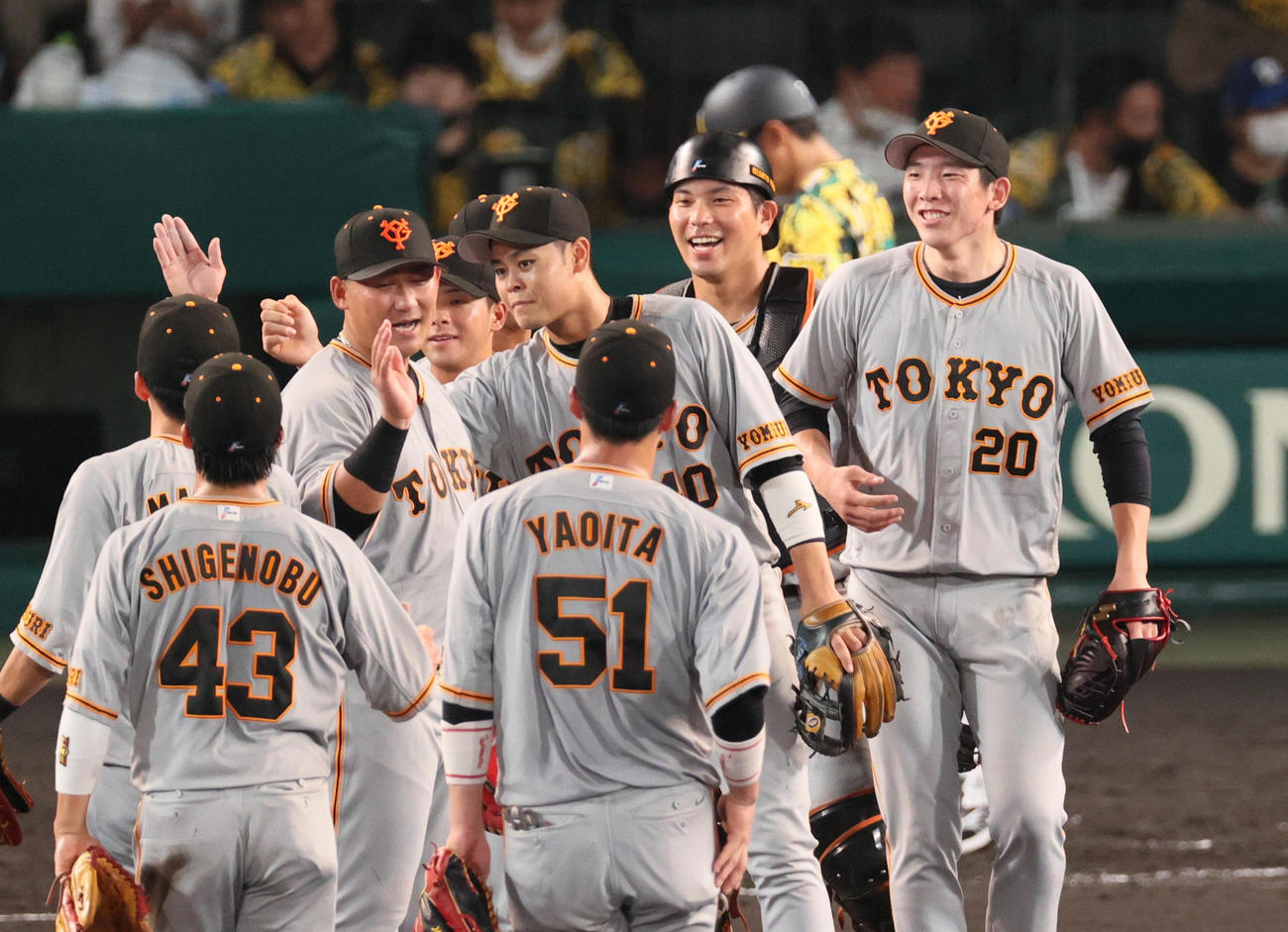 完封勝利の戸郷翔征（右）は笑顔でタッチを交わす（撮影・上山淳一）