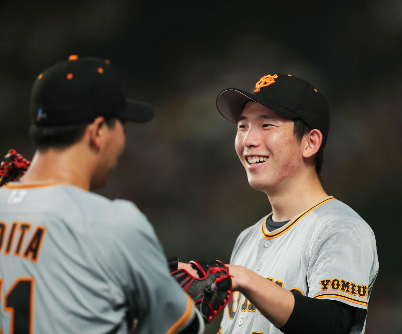 8回裏阪神を無失点に抑え、笑顔でチームメートを迎える戸郷（撮影・河田真司）