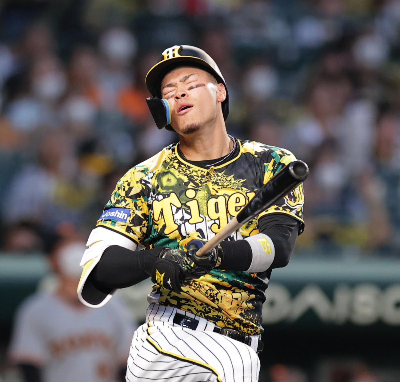 3回裏阪神2死一、二塁、三飛を打ち上げ悔しがる佐藤輝明（撮影・前田充）