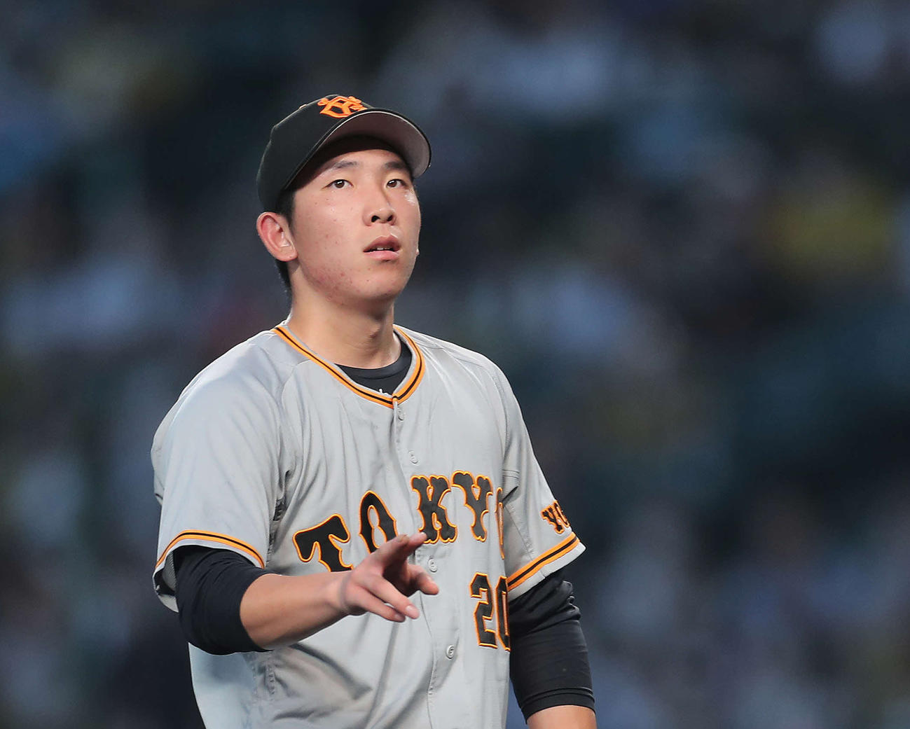 3回裏阪神2死一、二塁、佐藤輝を三飛に抑える戸郷（撮影・河田真司）