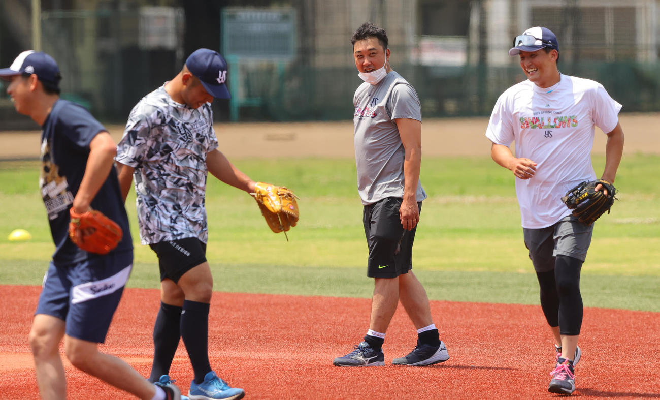 練習を見つめるヤクルト松元コーチ（右から2人目）（撮影・野上伸悟）