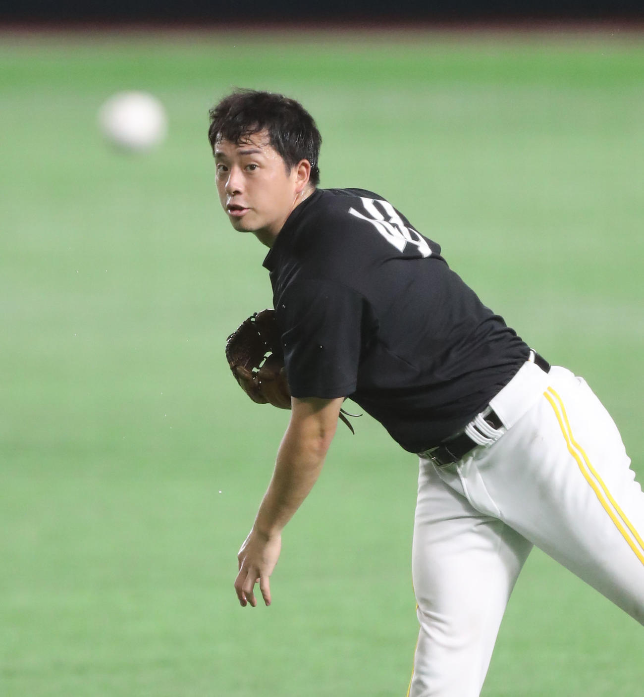 練習で汗を流すソフトバンク大関（撮影・屋方直哉）