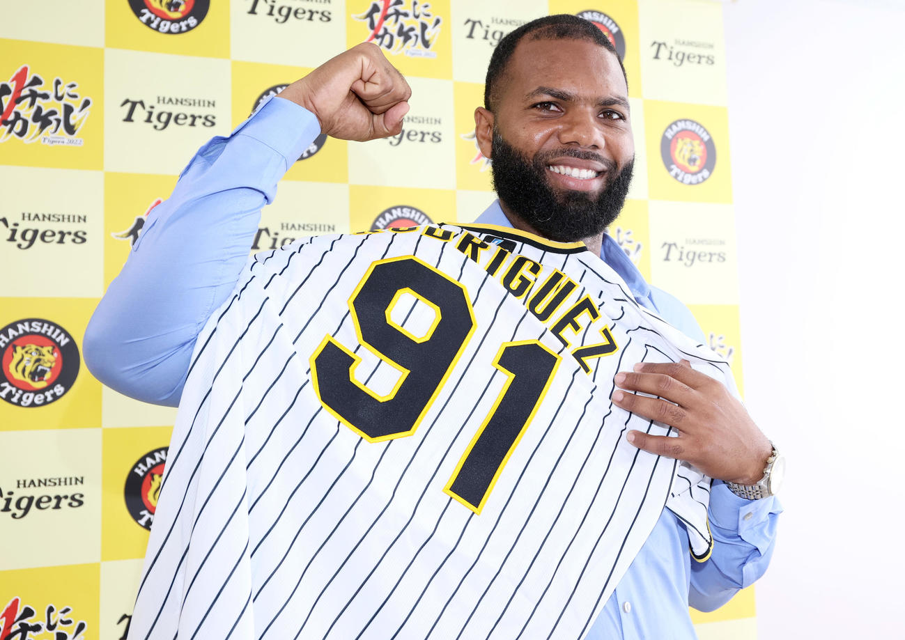 阪神新入団のロドリゲスは背番号「91」のユニホームを披露する（代表撮影）