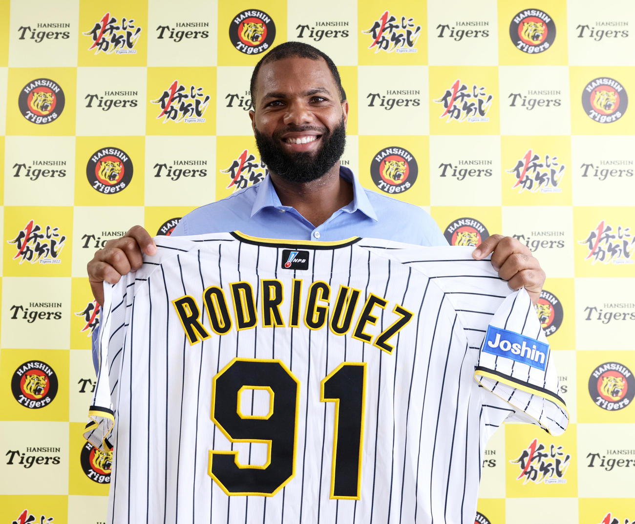 阪神新入団のロドリゲスは背番号「91」のユニホームを披露する（代表撮影）