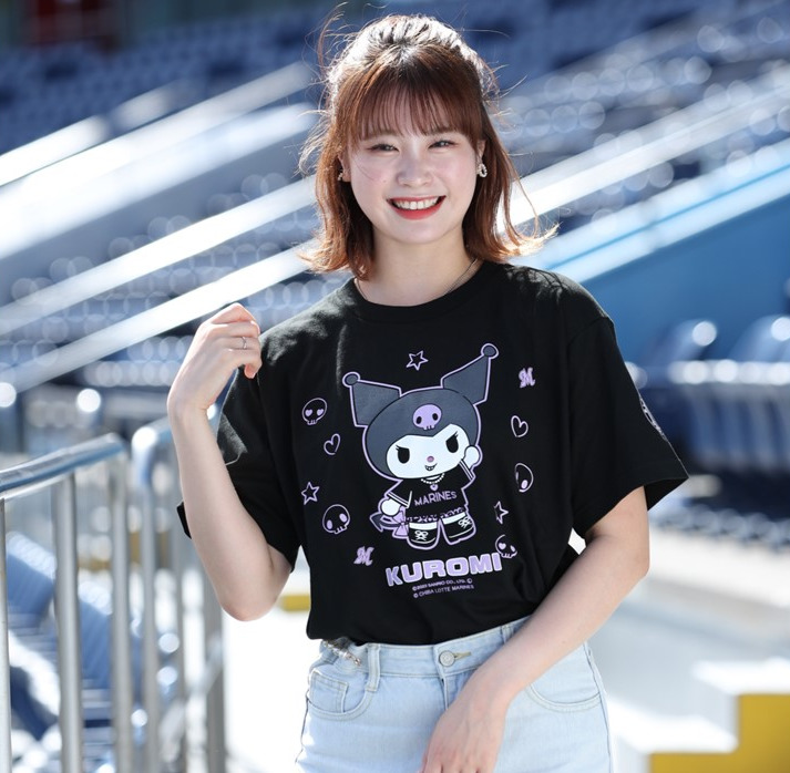 BLACK SUMMER WEEKEND×クロミTシャツを着用する球団公式チアパフォーマーM☆Splash!!のMEGUMIさん（ロッテ球団提供）