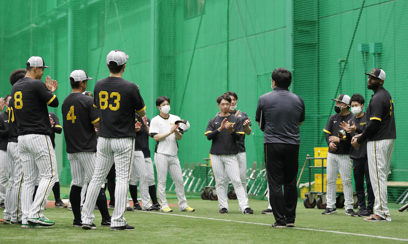 チームに合流しナインらにあいさつする阪神ロドリゲス（右端）（撮影・前田充）