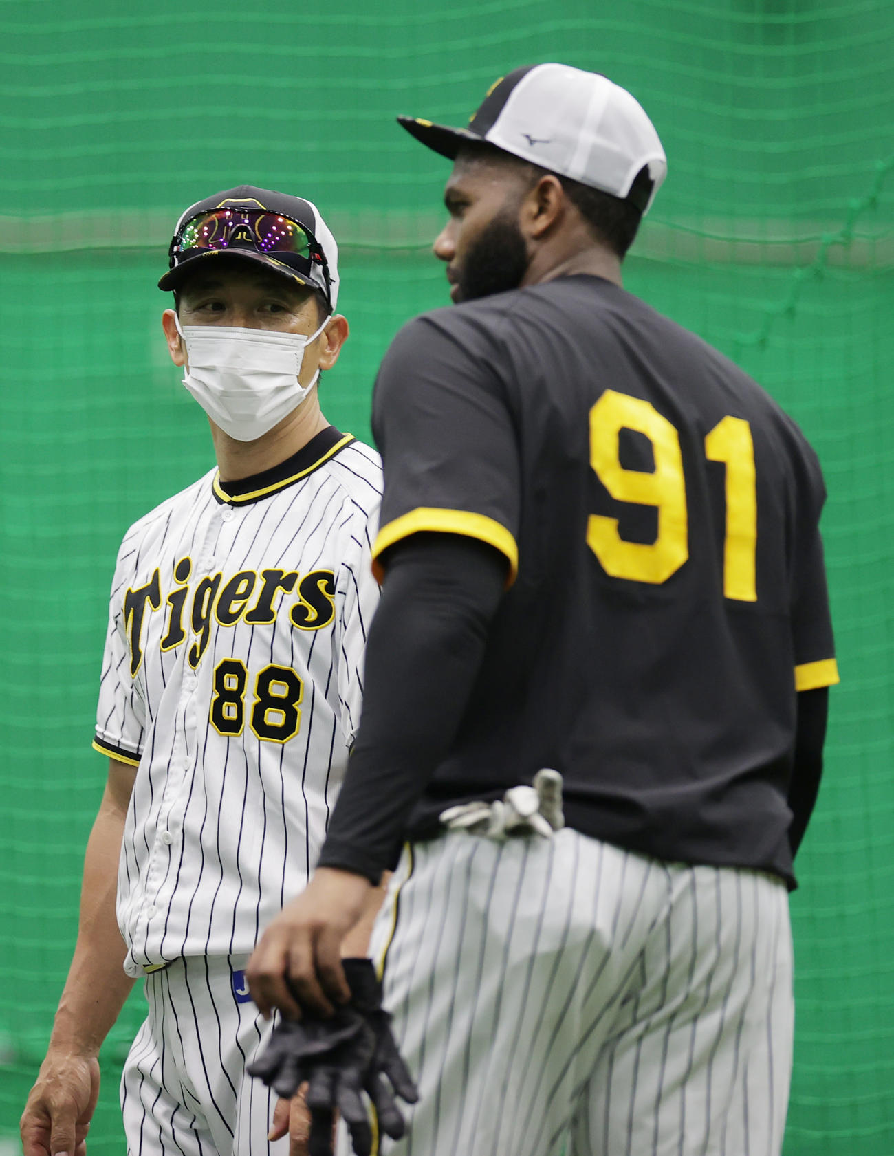 チームに合流した阪神ロドリゲス（右）と言葉を交わす矢野監督（撮影・前田充）