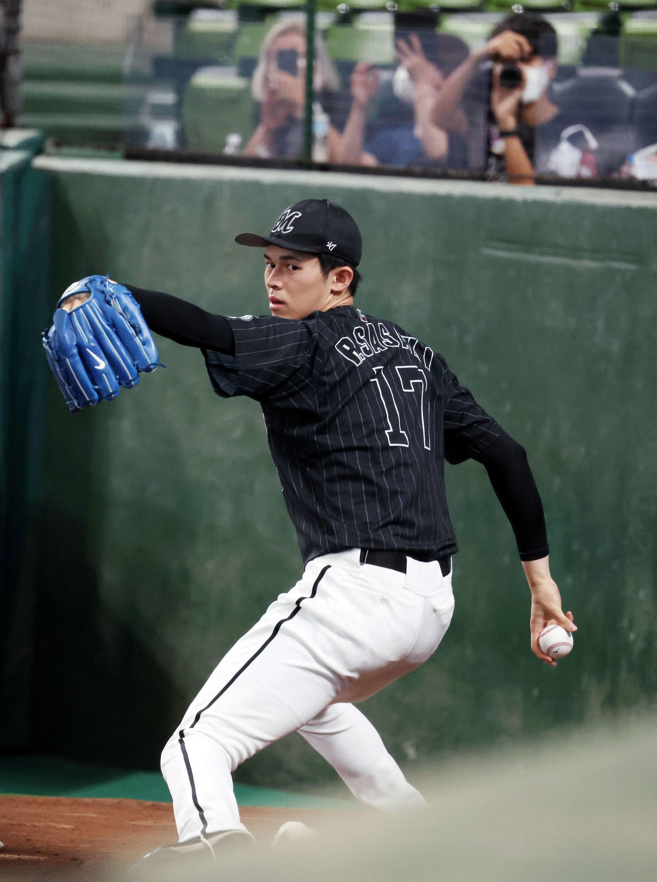 西武対ロッテ　ブルペン投球するロッテ佐々木朗（撮影・浅見桂子）