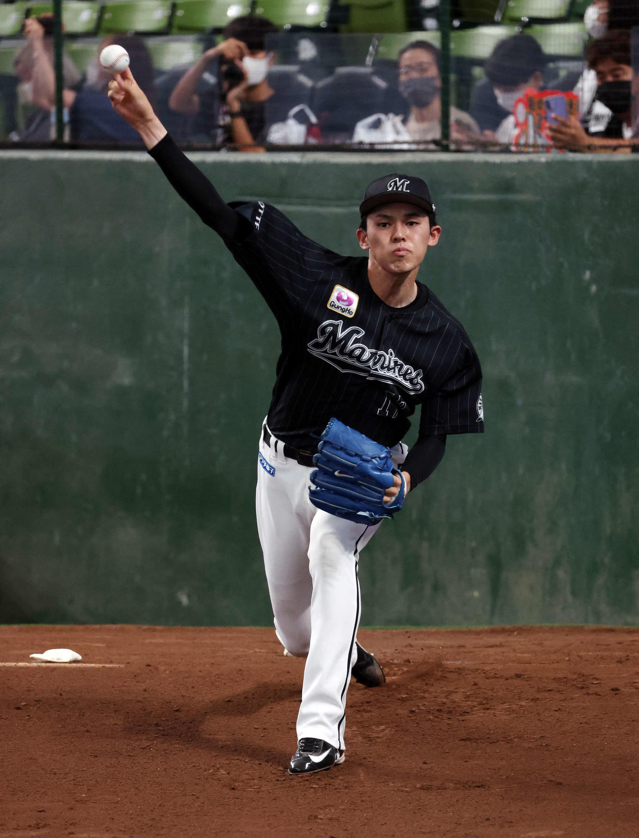 西武対ロッテ　ブルペン投球するロッテ佐々木朗（撮影・浅見桂子）