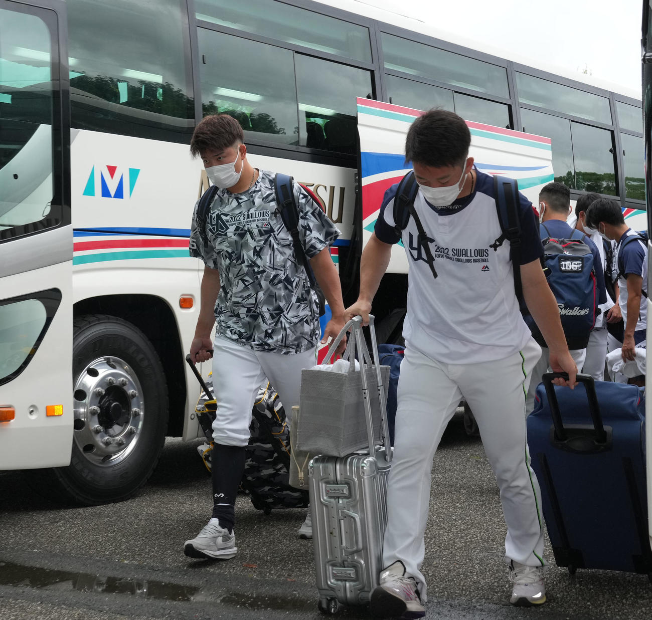 中日対ヤクルト　球場入りするヤクルト村上（左）ら（撮影・森本幸一）