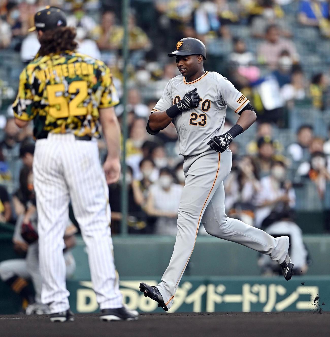 先制３ランを放った巨人ポランコは“パワー”ポーズで生還