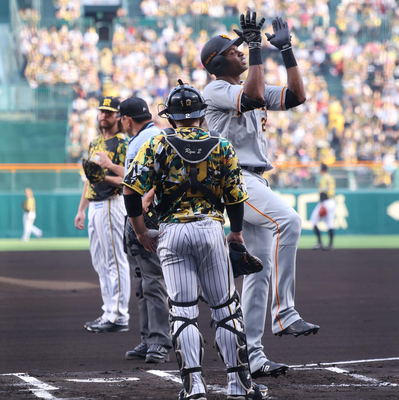 阪神対巨人　1回裏巨人2死一、二塁、ウィルカーソン（奥）から右越え先制3点本塁打を放ち生還するポランコ（撮影・河田真司）