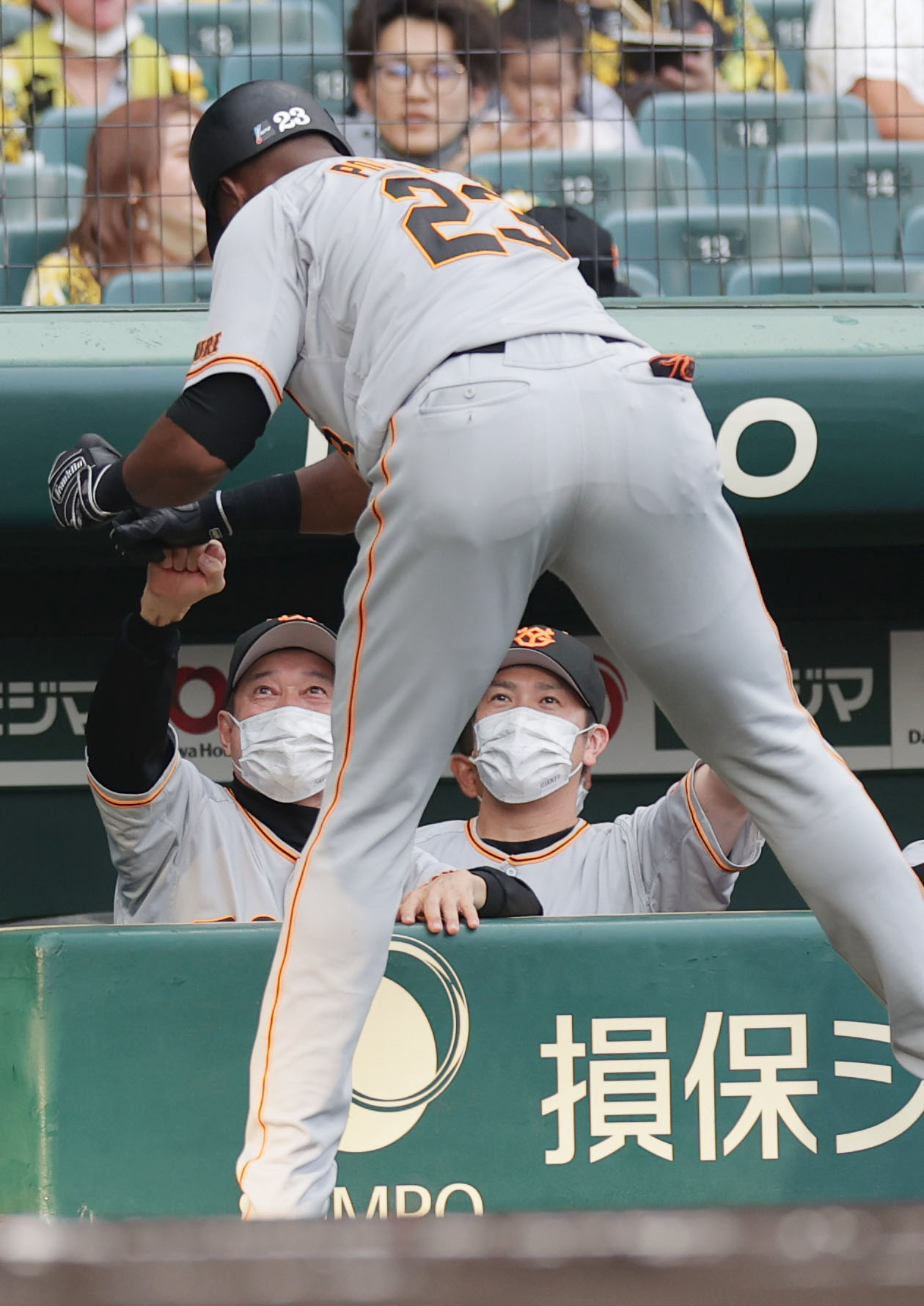 阪神対巨人　1回表巨人2死一、二塁、先制の右越え3点本塁打を放ったポランコ（手前）を迎える原監督（左）（撮影・前田充）