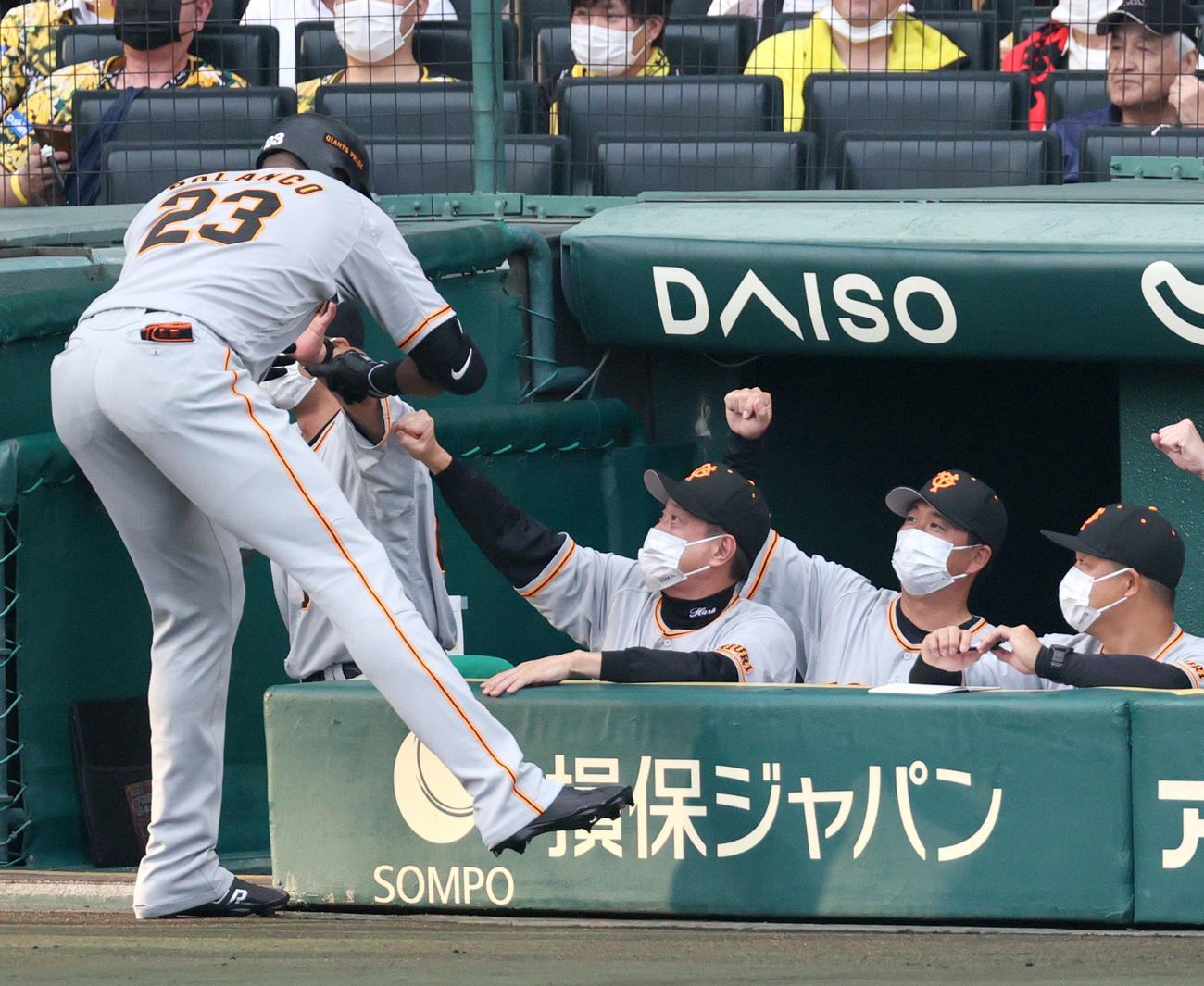 阪神対巨人　1回表巨人2死一、二塁、原監督（中央）は先制右越え3点本塁打を放ったポランコを出迎える（撮影・上山淳一）