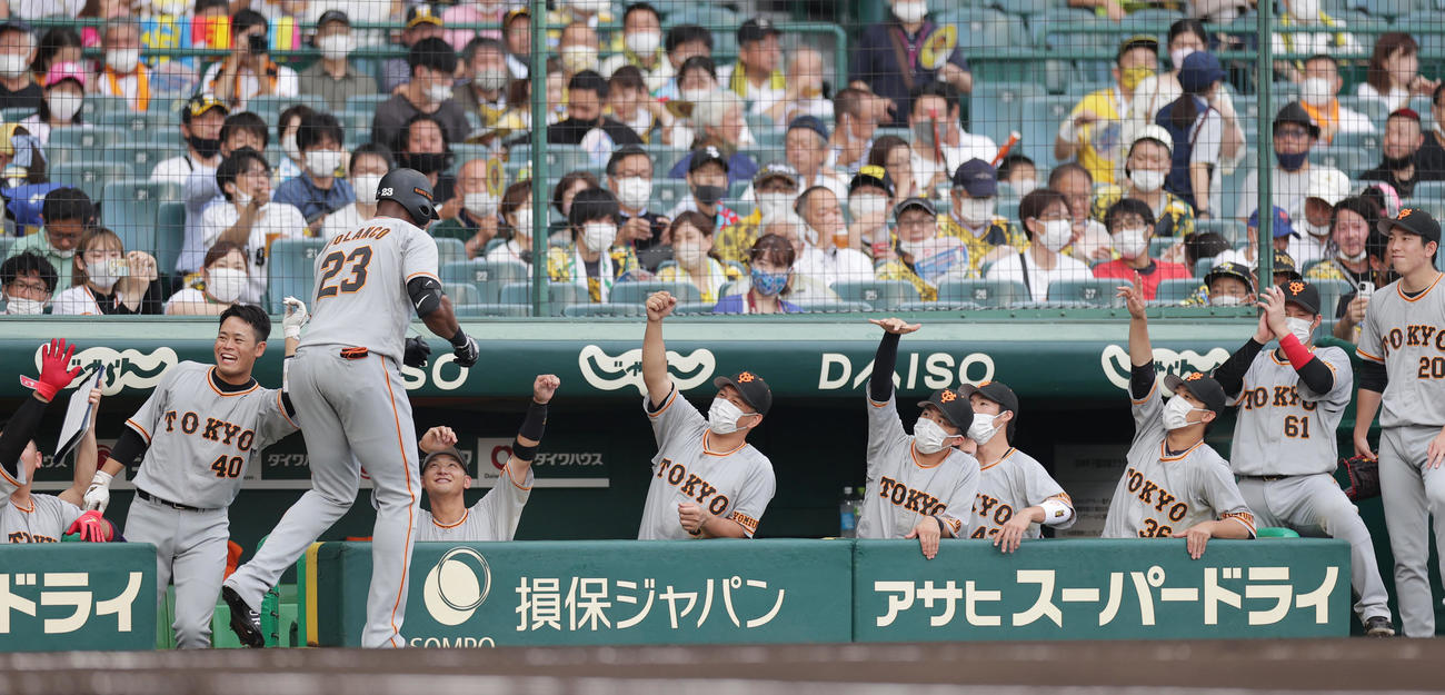 阪神対巨人　1回表巨人2死一、二塁、先制の右越え3点本塁打を放ったポランコを迎える巨人ナイン。右端は先発の戸郷（撮影・前田充）