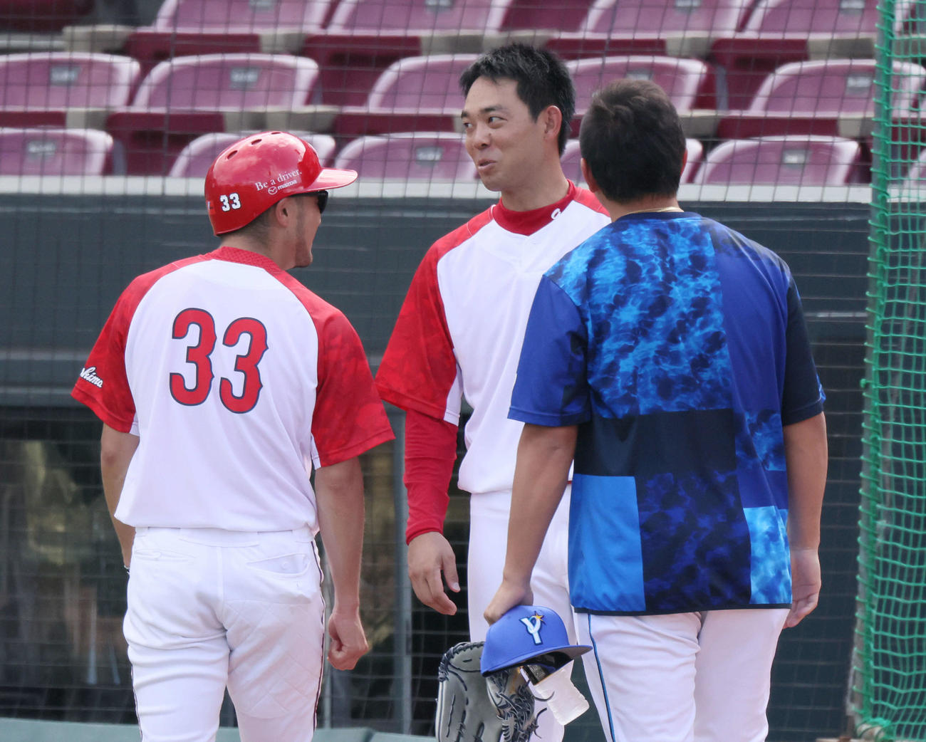 広島対DeNA　試合前練習　DeNAの山崎（右）と話し合う広島秋山（中央）。左は菊池涼（撮影・加藤孝規）