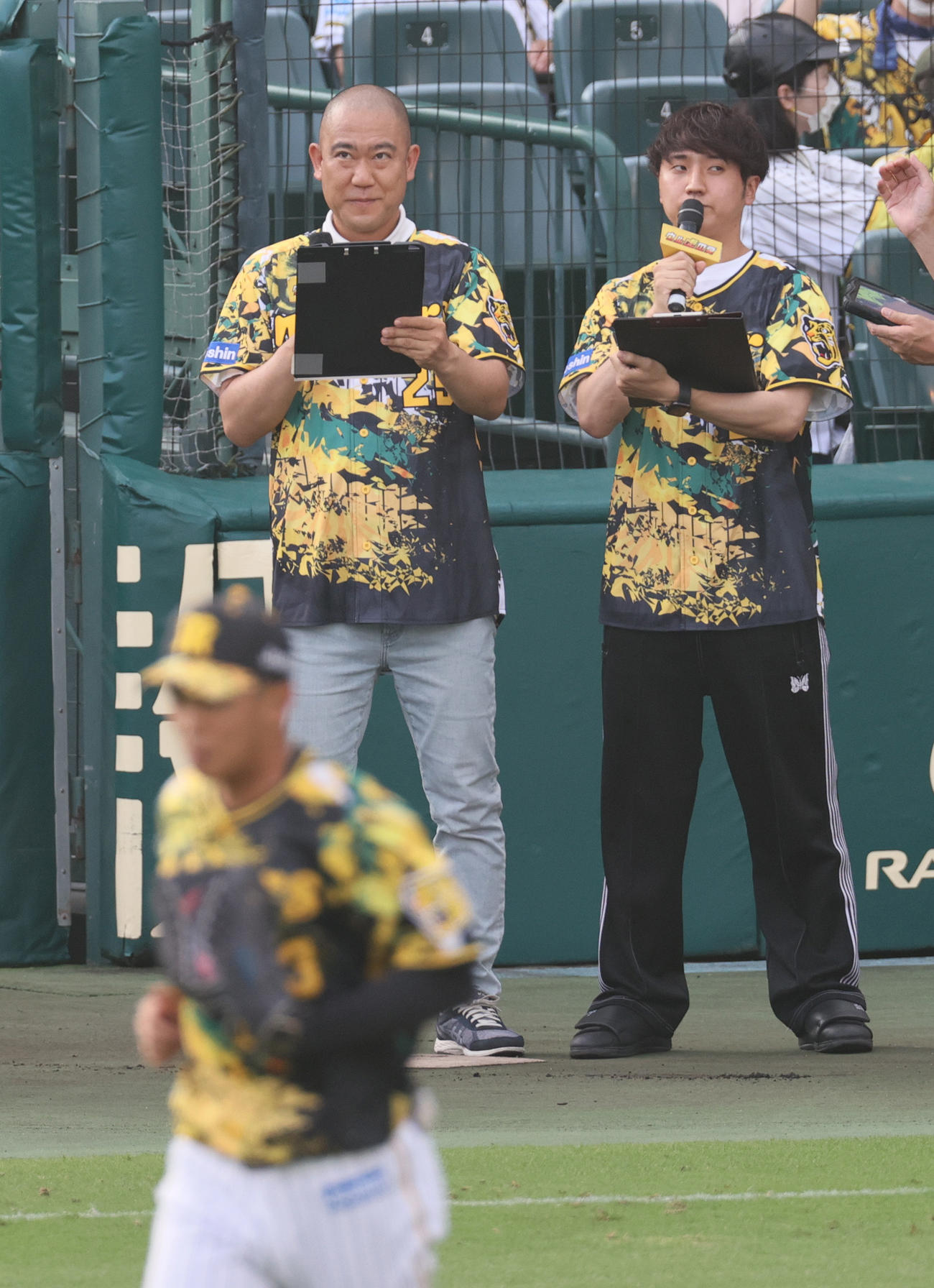 阪神対巨人　スタメン発表をするコロコロチキチキペッパーズのナダル（左）と西野創人（撮影・上山淳一）