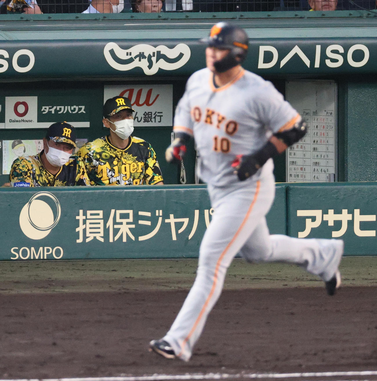 阪神対巨人　4回表巨人2死、矢野監督（左から2人目）は中田（手前）に左越え本塁打を浴びグラウンドを見つめる（撮影・上山淳一）