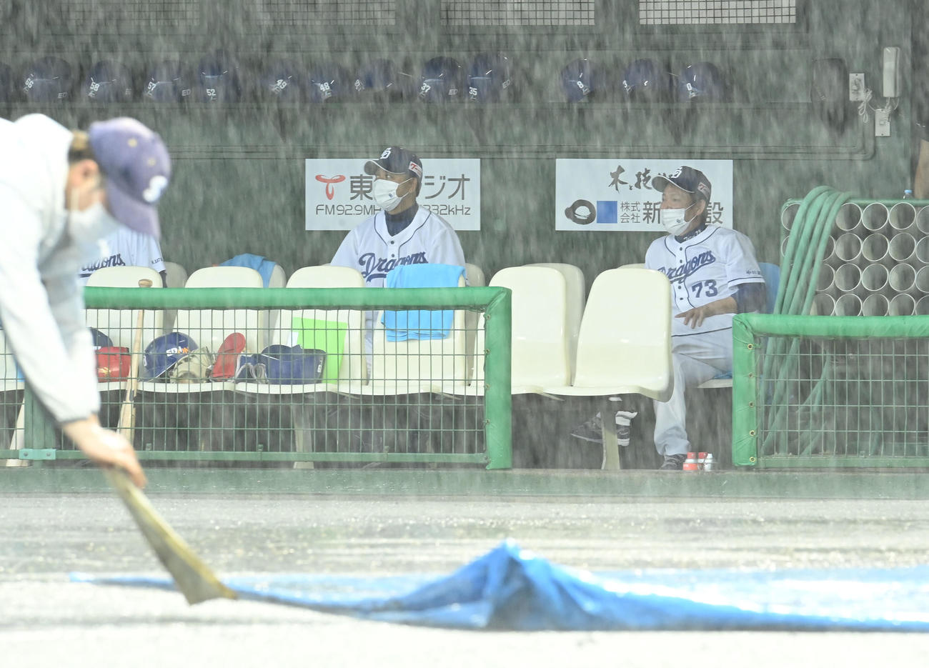 中日対ヤクルト　ベンチからグラウンドを見つめる立浪監督（右）ら（撮影・森本幸一）