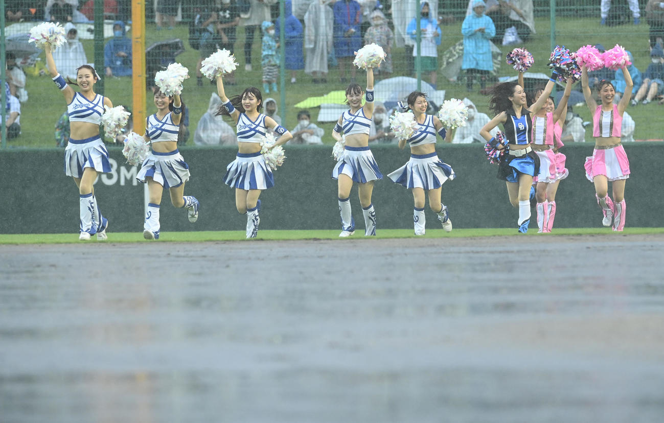 中日対ヤクルト　降りしきる雨の中パフォーマンスをするチアドラメンバー（撮影・森本幸一）