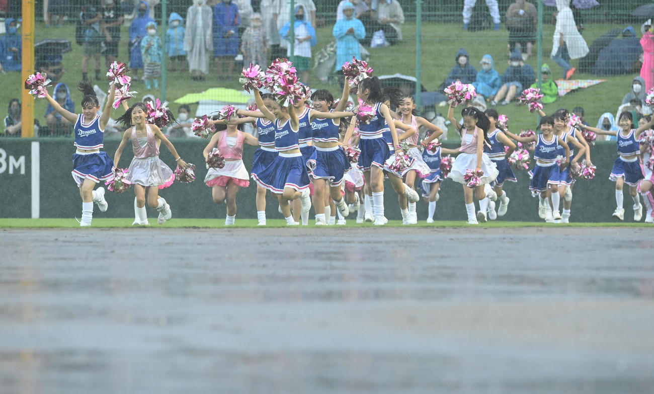 中日対ヤクルト　降りしきる雨の中パフォーマンスをするチアドラキッズメンバー（撮影・森本幸一）