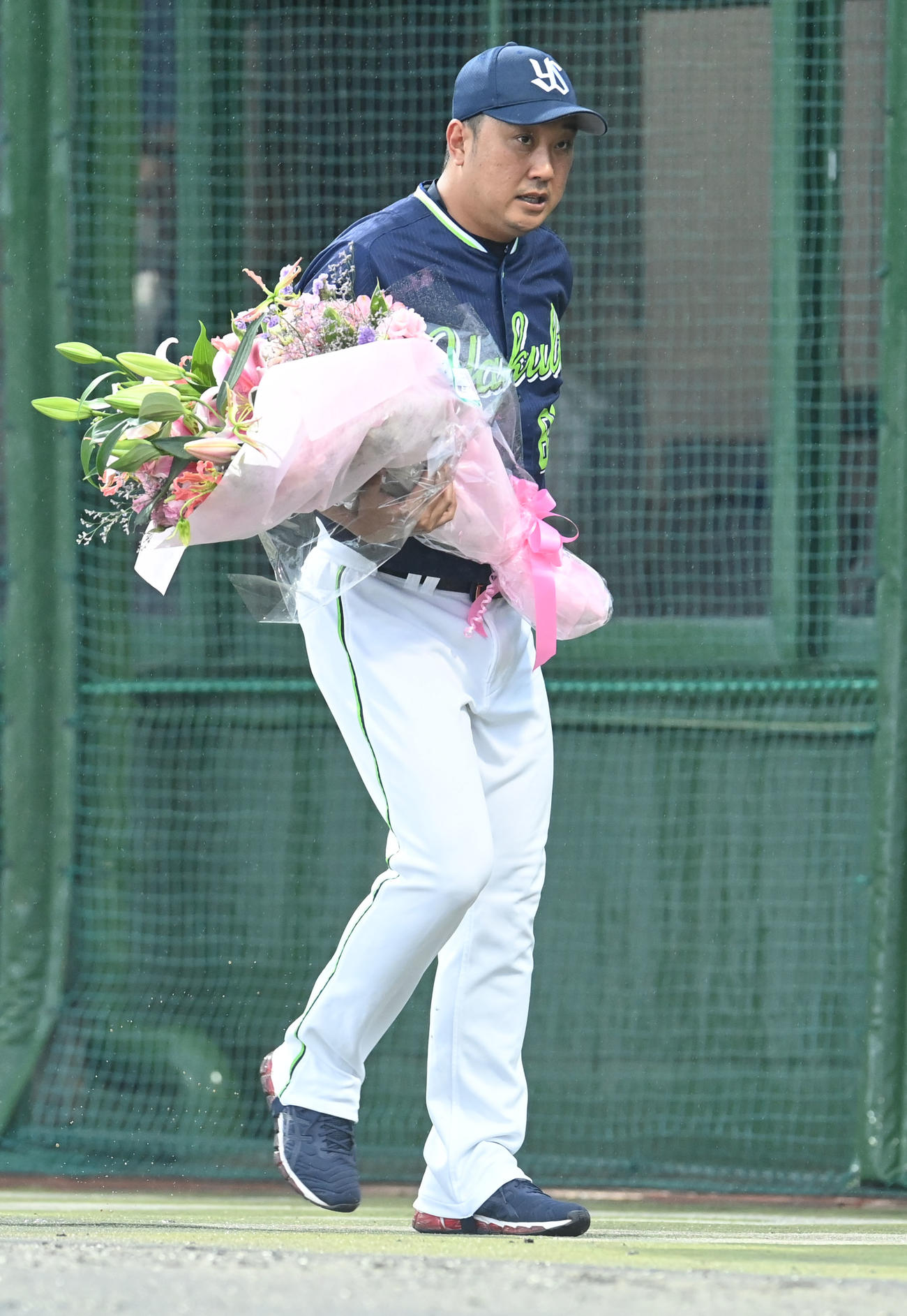 中日対ヤクルト　降りしきる雨の中花束贈呈を受ける松元監督代行（撮影・森本幸一）
