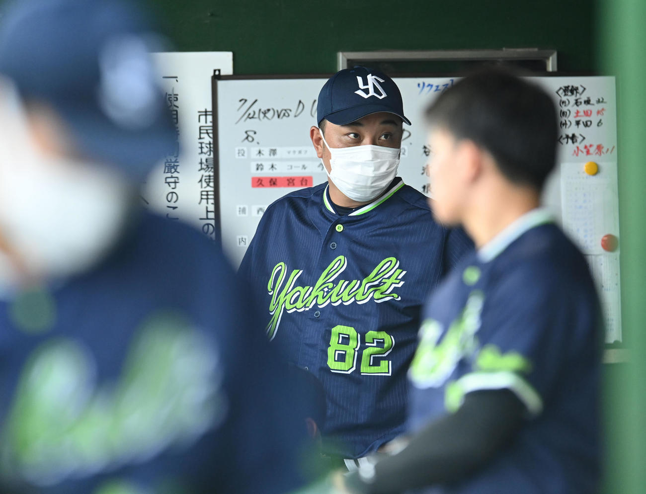 中日対ヤクルト　ベンチで試合開始を待つ松元ユウイチ監督代行（撮影・森本幸一）
