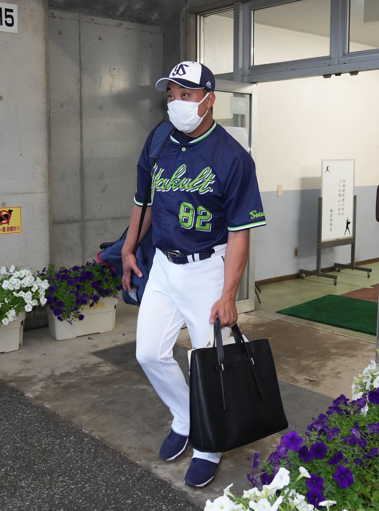 中日対ヤクルト　試合中止となり球場を後にする松元ユウイチ監督代行（撮影・森本幸一）