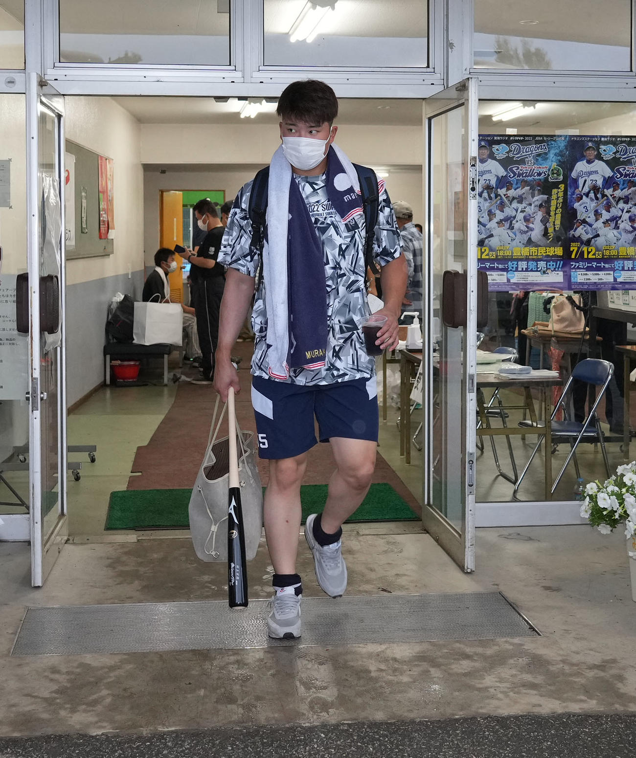 中日対ヤクルト　試合中止となり球場を後にするヤクルト村上（撮影・森本幸一）