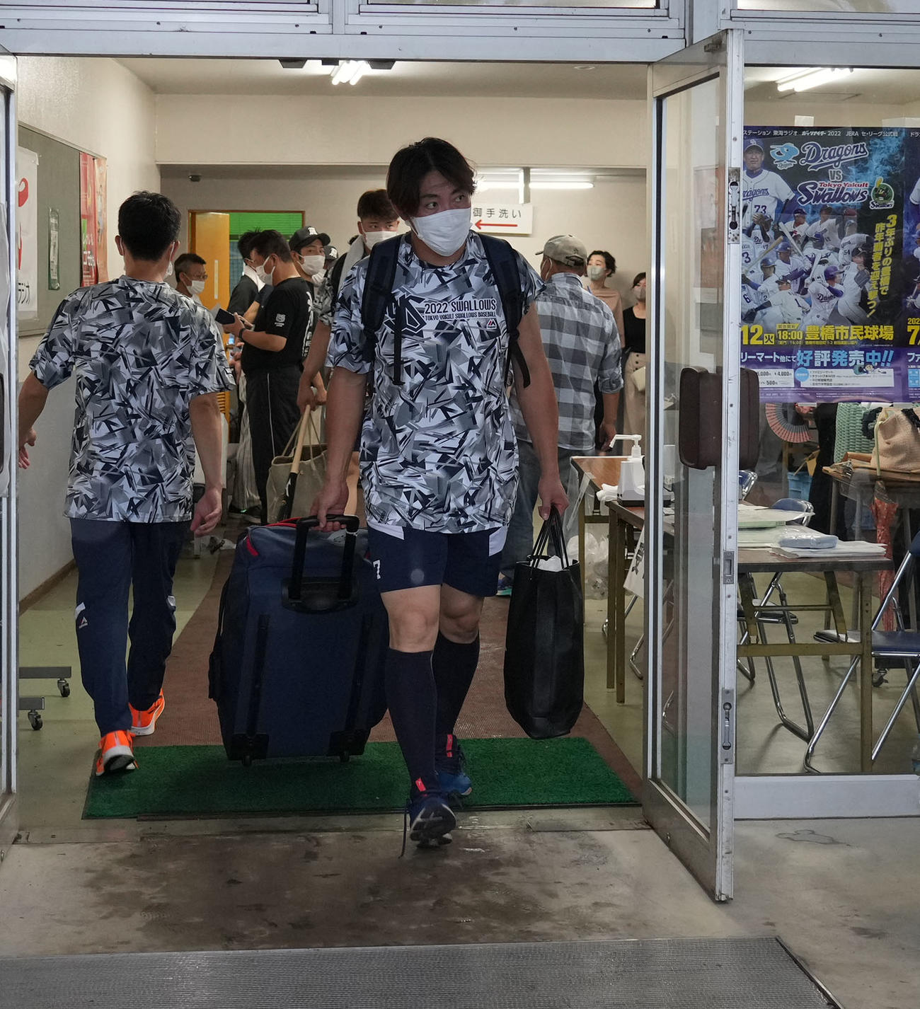 中日対ヤクルト　試合中止となり球場を後にする内川（撮影・森本幸一）