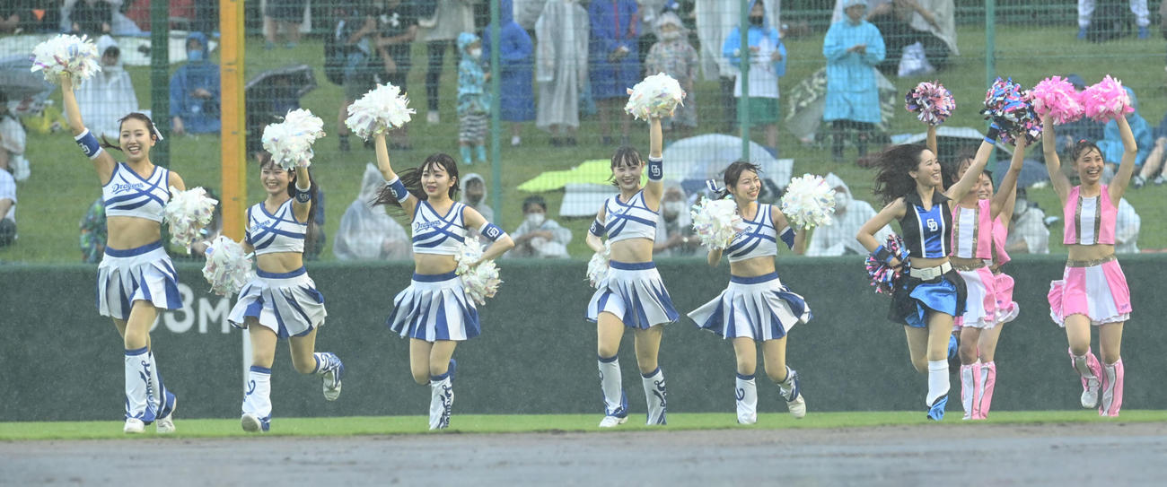 中日対ヤクルト　ずぶ濡れになりながらパフォーマンスをするチアドラメンバー（撮影・森本幸一）