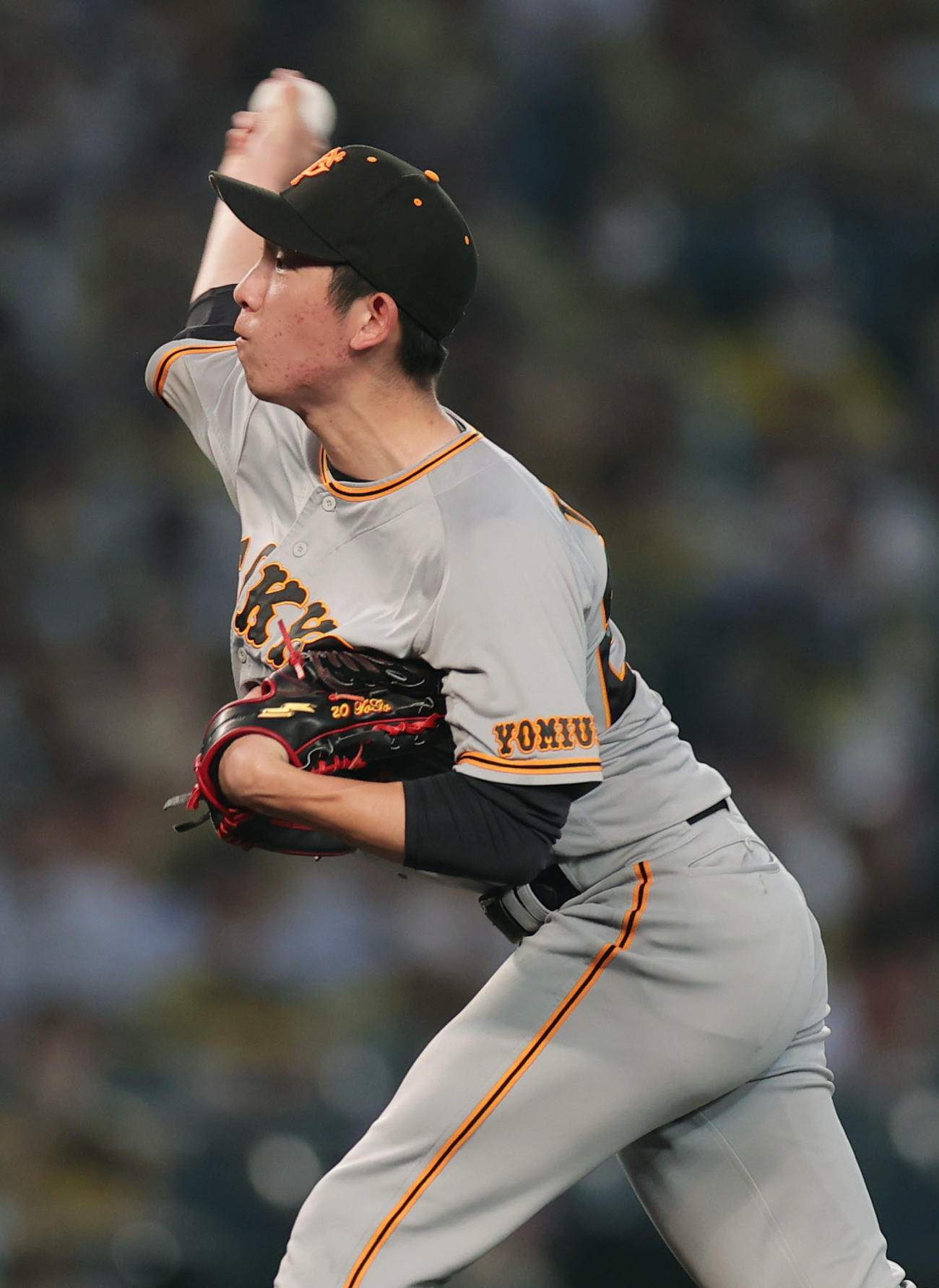 阪神対巨人　6回裏、力投する巨人戸郷（撮影・前田充）