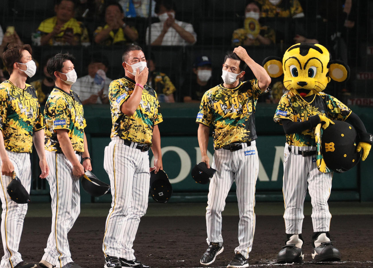 巨人に完封負けし、グラウンドに整列しファンにあいさつする阪神矢野監督（右）ら（撮影・上山淳一）
