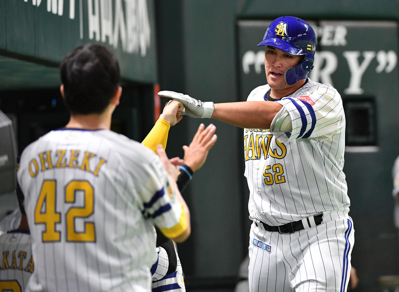 ソフトバンク対オリックス　6回裏ソフトバンク無死、リチャードは左越え本塁打を放ち、大関らに迎えられる（撮影・岩下翔太）