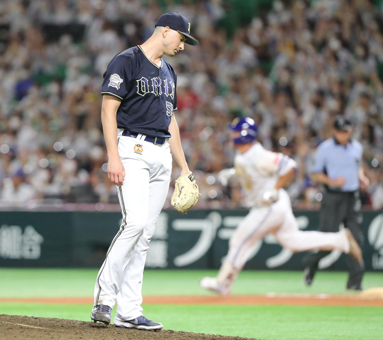 ソフトバンク対オリックス　6回裏ソフトバンク無死、ワゲスパックはリチャードに左越え本塁打を浴び、悔しげな表情を見せる（撮影・屋方直哉）