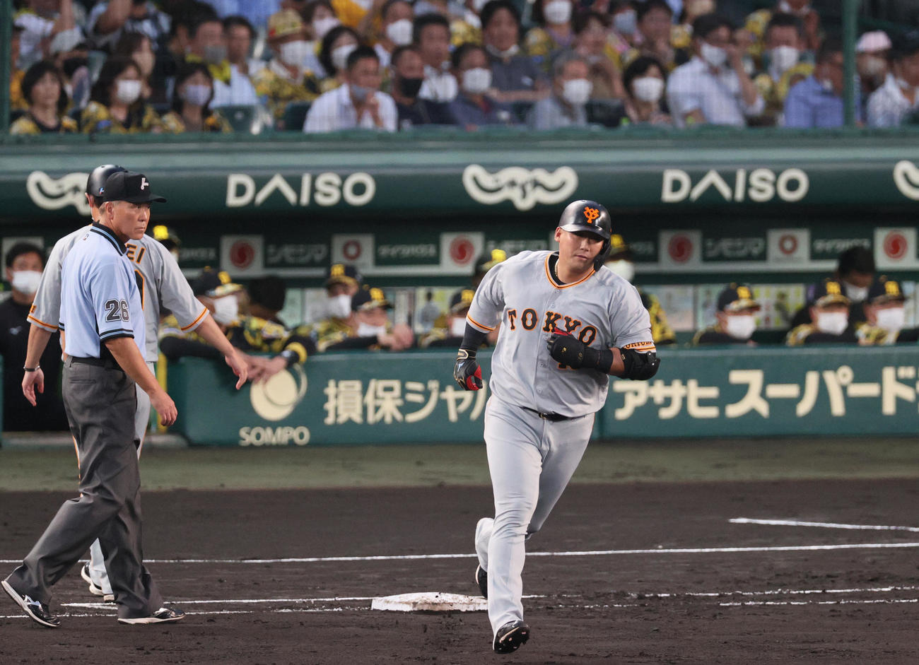 阪神対巨人　4回表巨人2死、中田は左越え本塁打を放ちダイヤモンドを1周する（撮影・上山淳一）