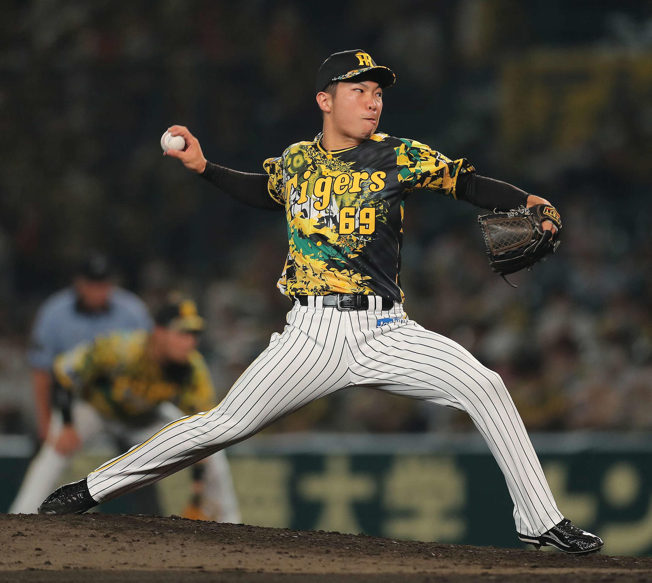 阪神対巨人　8回表、阪神4番手で登板する石井（撮影・河田真司）