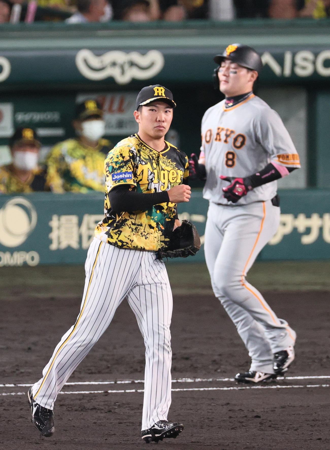 阪神対巨人　9回表巨人1死、石井（手前）は丸を一ゴロに仕留める（撮影・上山淳一）