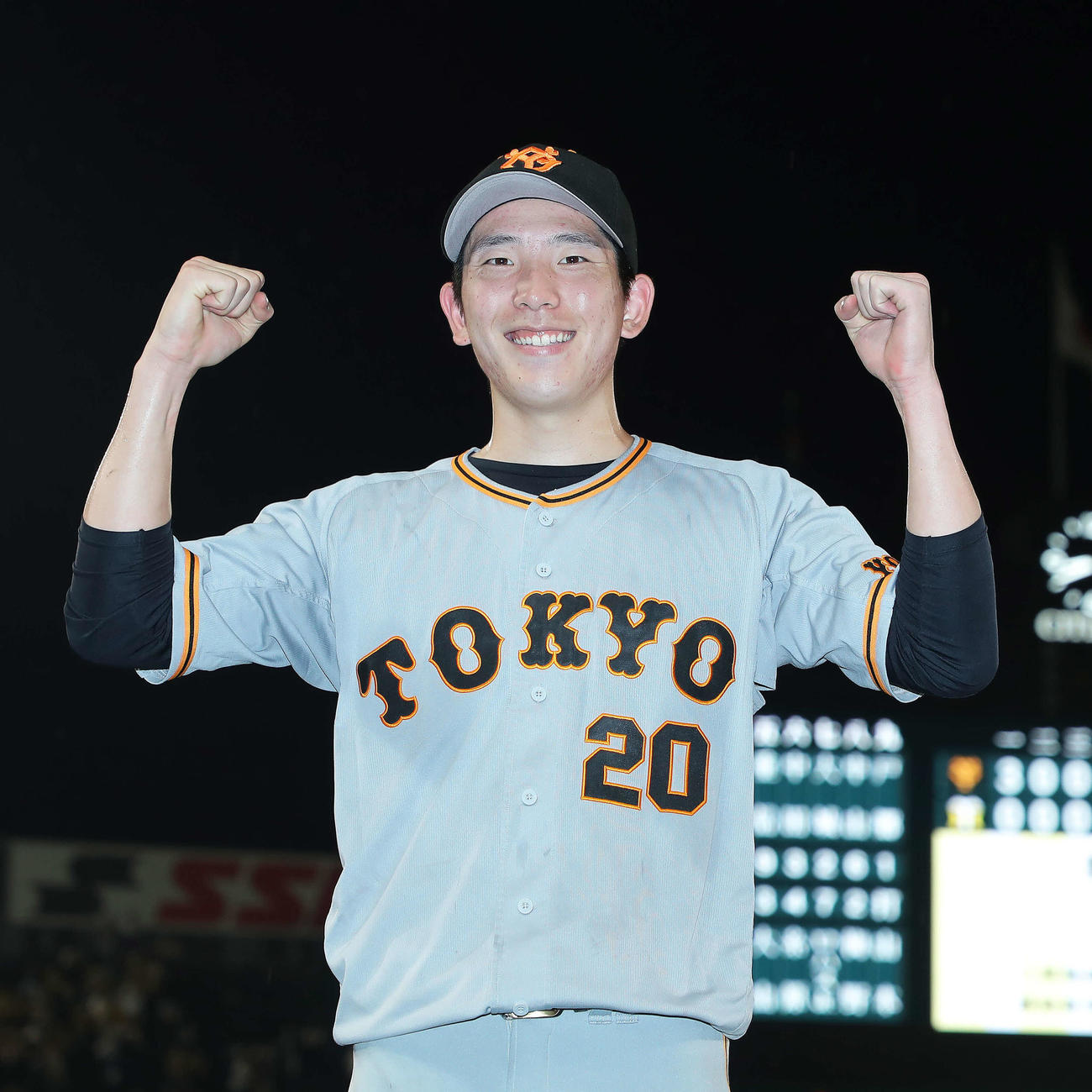 阪神対巨人　プロ初完封で9勝目を決め、ガッツポーズで写真に納まる戸郷（撮影・河田真司）