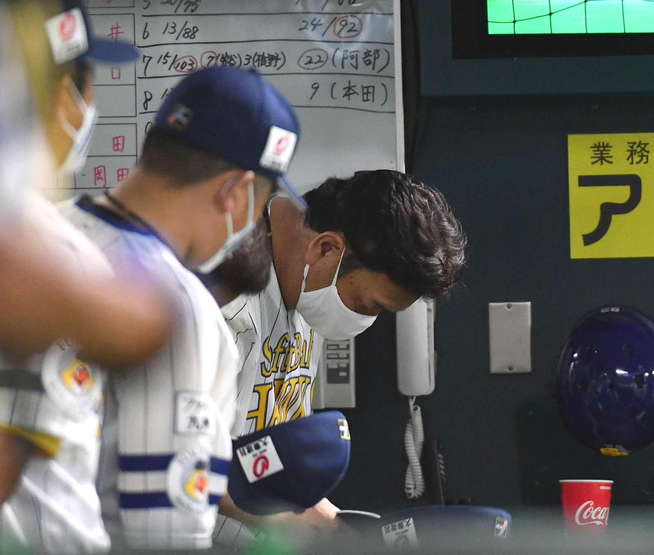 オリックスに敗れ、グラウンドに一礼してベンチから引き揚げる藤本監督（撮影・岩下翔太）
