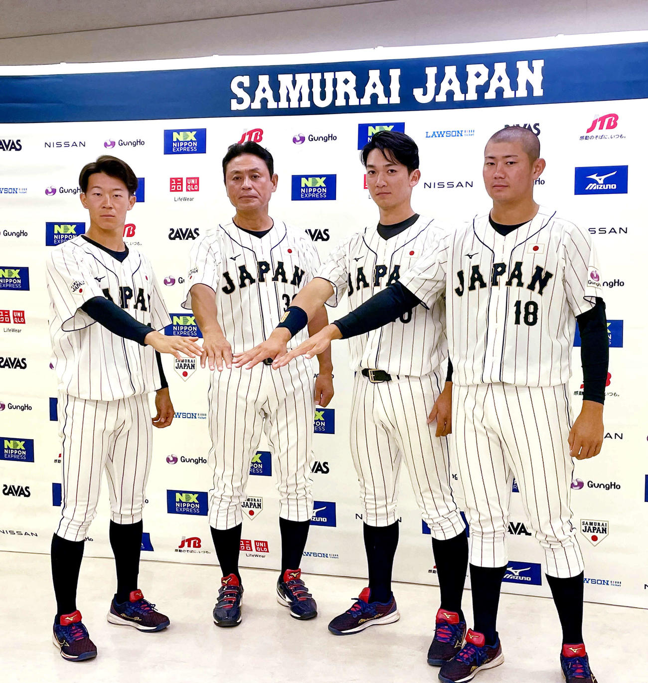 記者会見に出席した大学日本代表の、左から日体大・矢沢、大久保監督、立大・山田、亜大・青山（2022年7月4日撮影）