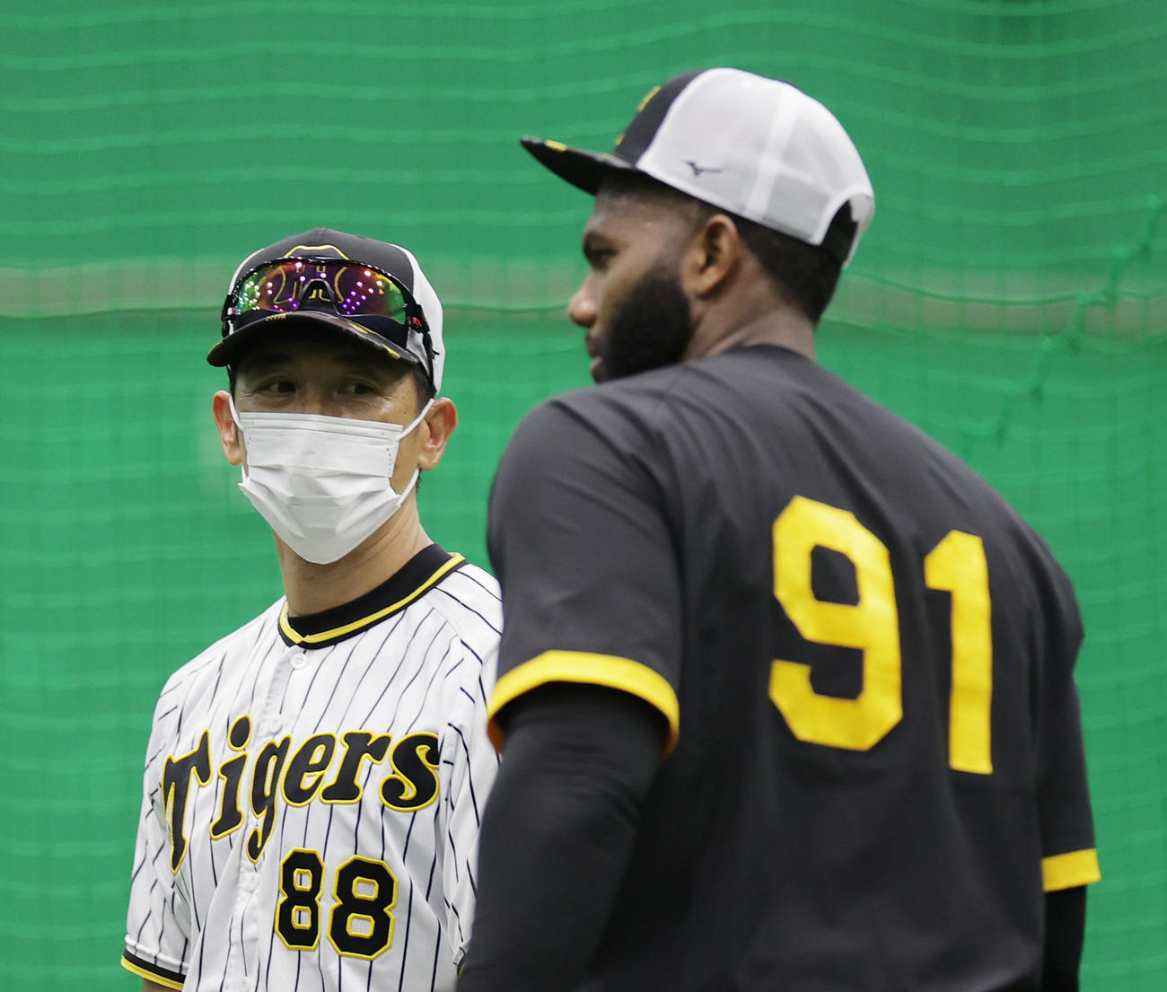 チームに合流した阪神ロドリゲス（右）と言葉を交わす矢野監督（撮影・前田充）