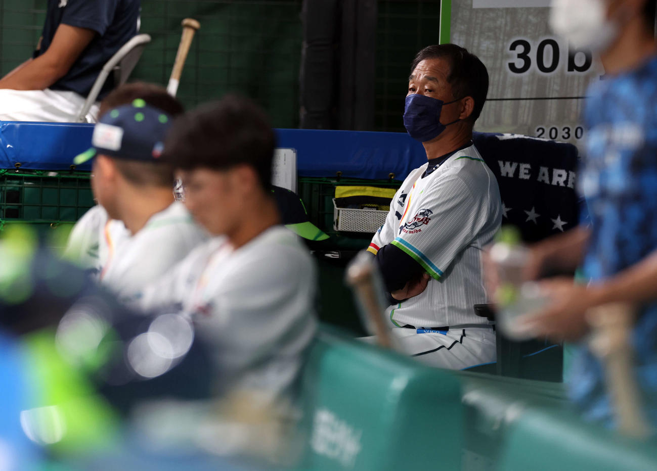 西武対ロッテ　ベンチからグラウンドを見つめる西武辻監督（撮影・浅見桂子）