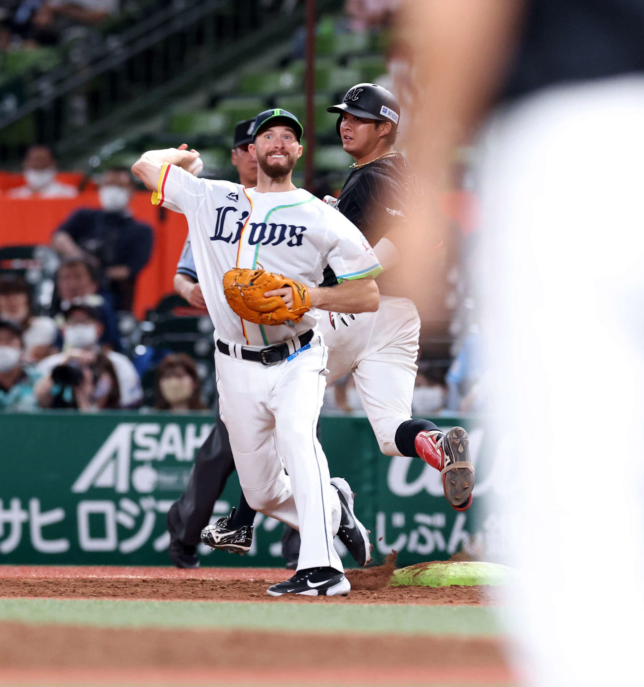 西武対ロッテ　7回表ロッテ無死二塁、佐藤都（後方）の空振り三振で、一塁手ジャンセンは三塁へ悪送球し1点を献上する（撮影・浅見桂子）