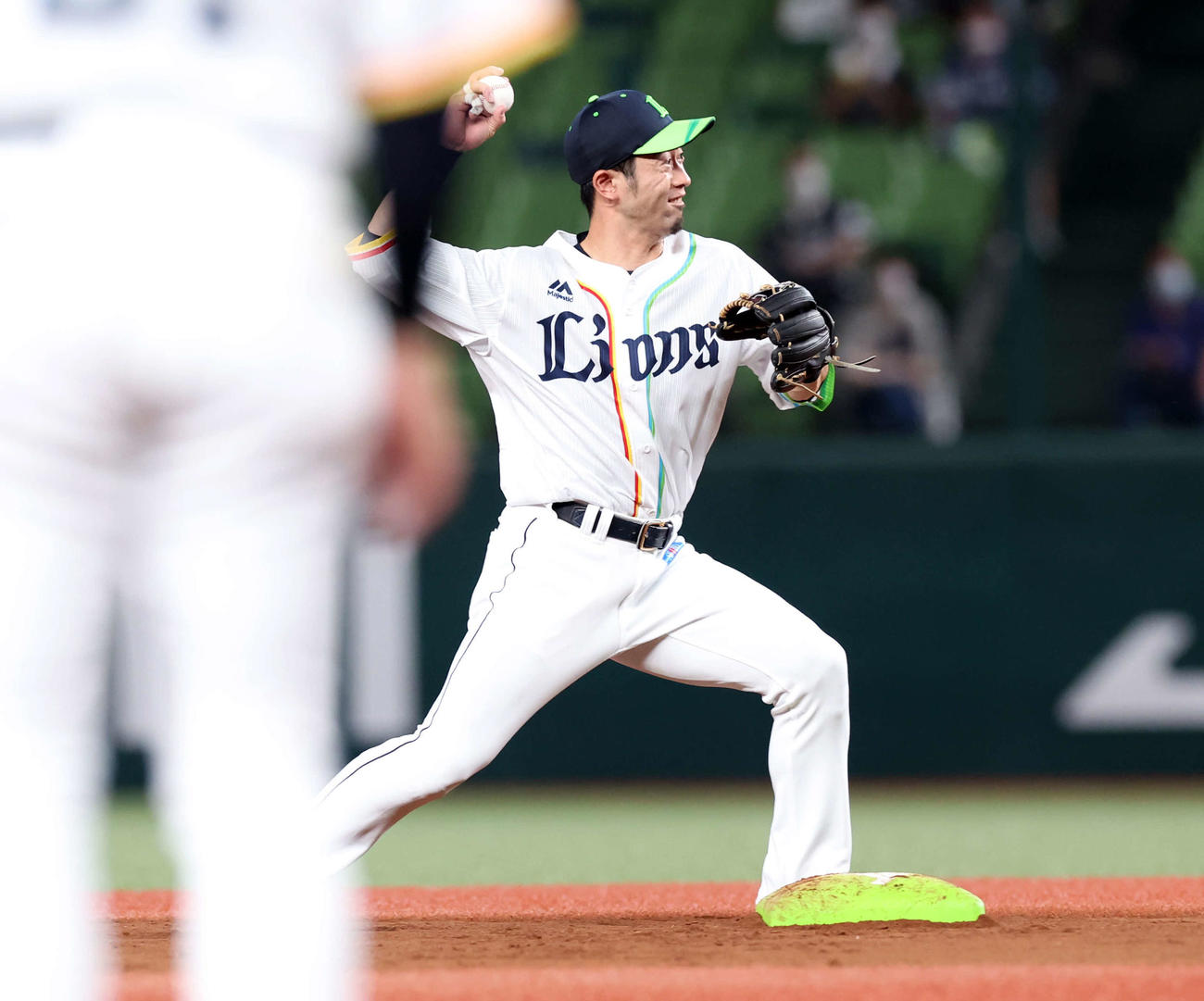 西武対ロッテ　6回表ロッテ1死一、三塁、安田の遊ゴロを一塁悪送球で併殺崩れとする外崎（撮影・浅見桂子）