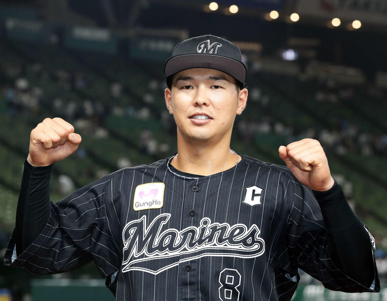 西武対ロッテ　ヒーローインタビュー後ガッツポーズする中村奨（撮影・浅見桂子）