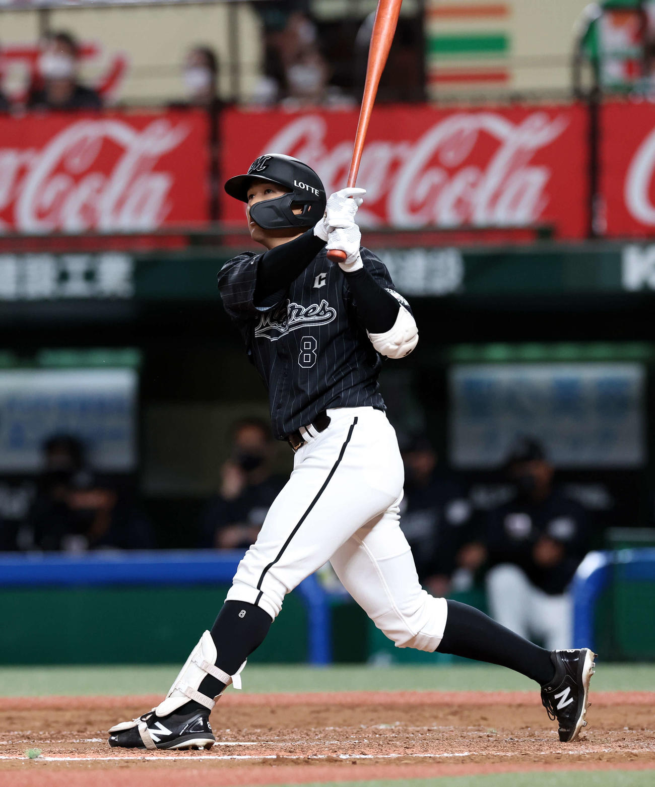 西武対ロッテ　5回表ロッテ無死二塁、中村奨は左越え2点本塁打を放つ（撮影・浅見桂子）